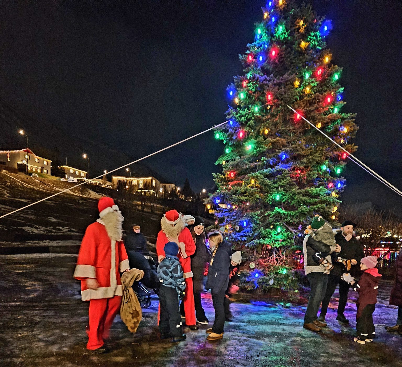 Jólaljósin tendruð á jólatrénu í Ólafsfirði Jólaljósin tendruð á jólatrénu í Ólafsfirði
