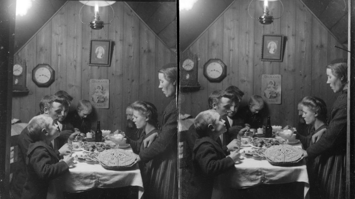 Ljósmynd frá árinu 1906 af jólunum í íslenskum torfbæ á Norðurlandi Ljósmynd frá árinu 1906 af jólunum í íslenskum torfbæ á Norðurlandi