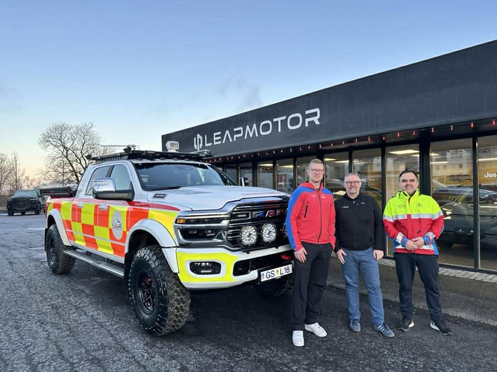 Björgunarsveitin Súlur fær afhendan nýjan bíl