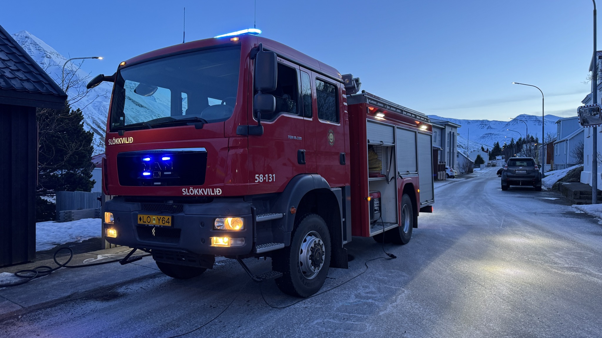 Tveir fluttir á slysadeild eftir að eldur kom upp í einbýlishúsi