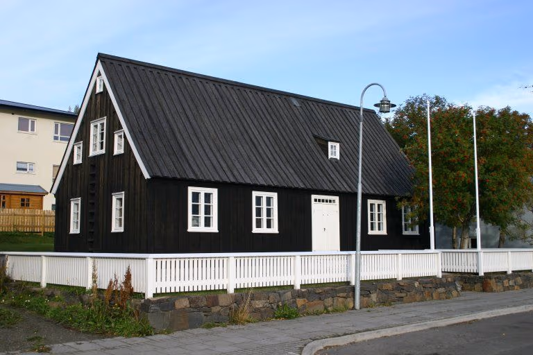 Svartar bækur leigja Laxdalshús næstu fjögur ár